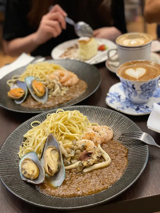 咖喱海鮮意粉料好多，但無咩味，個海鮮似係白烚完加埋咖喱，好分離😥😢