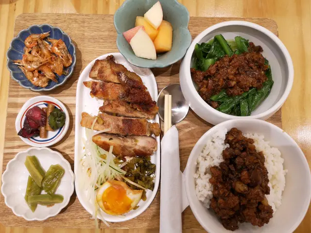 椒鹽雞腿排拼魯肉飯