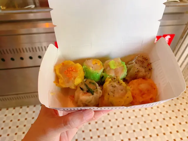 傳統燒賣,創新口味!分別有粟米、芫荽、黑松露、菠菜、蟹籽、麻辣及芥辣。芥辣味加入到燒賣裡面出奇地夾,瞬間變成日式fusion 菜!麻辣味唔太辣,而且味度好均勻!我個人最喜歡食黑松露味,個陣黑松露野菌味唔似酒樓就咁放兩粒野係面,佢係搓勻喺燒賣餡裏面,超好味!