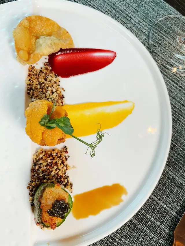 我喜歡這款煎釀三寶  看得出他們花上心思  將香港本地街頭小吃放在其中  