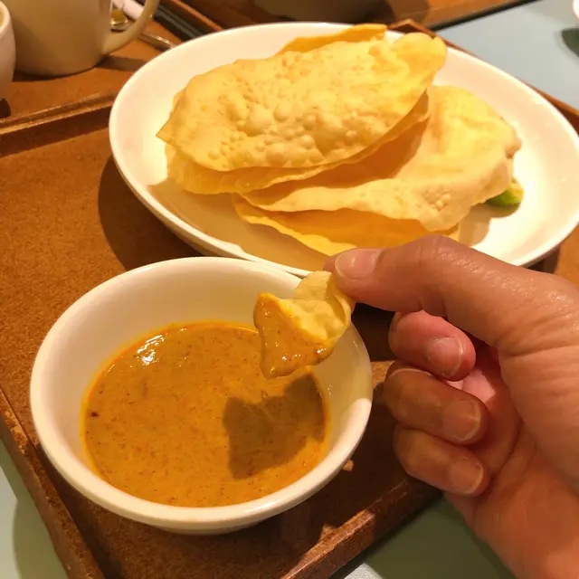 香脆薄餅配咖喱汁及蔬菜條