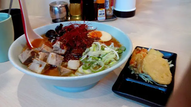 談到:這日式糖心蛋叉燒粒拉麵配辣紅湯
首先它看起來非常注重細節和美麗!
基本上是日式不那麼辣,
但這湯底麻辣有味!
叉燒瘦肉粒粒分朋,
如你喜歡不太肥膩,
這也是蠻好!