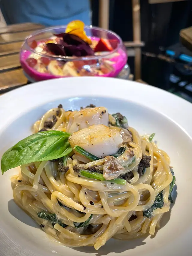 輕煎帶子黑松露菠菜牛肝菌意粉 Black Truffle Spinach Spaghetti with Sautéed Scallops and Porcini
