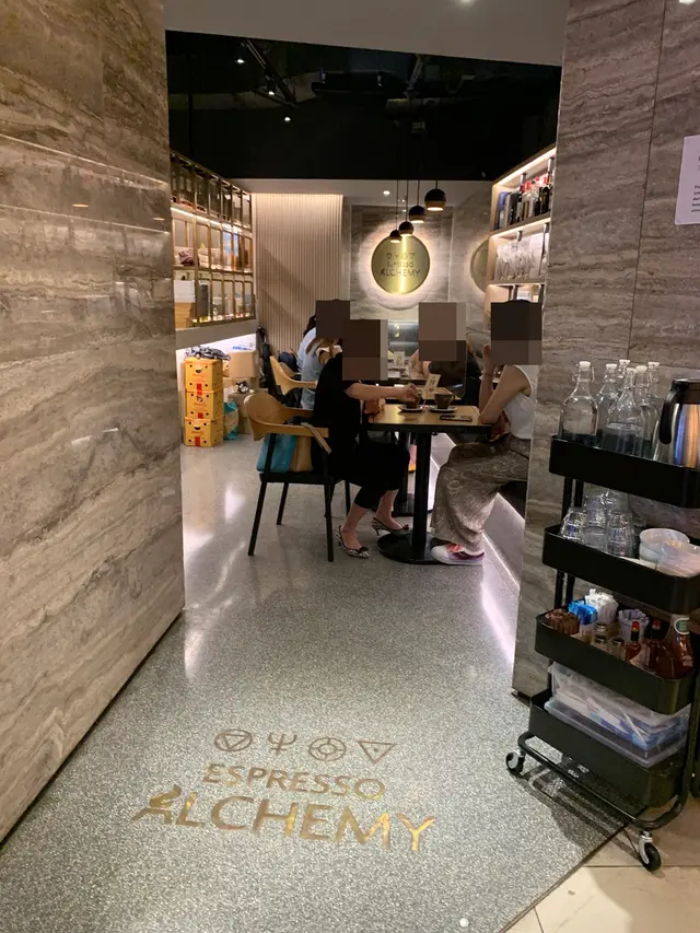 內有舒適的長沙發座