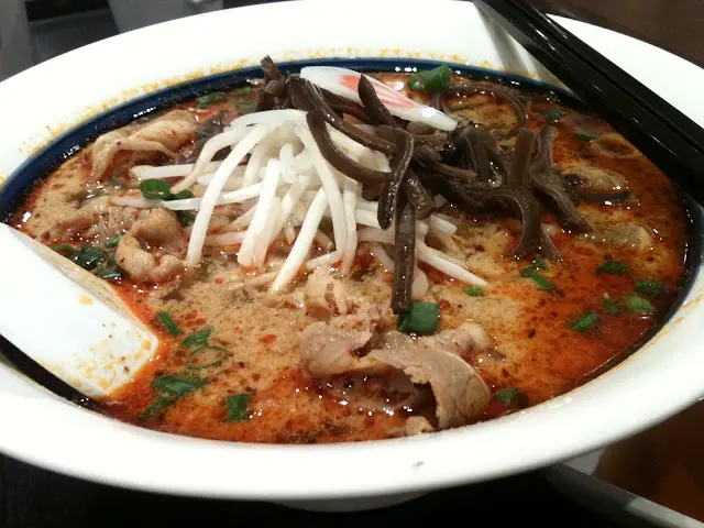 價廉麵美!速食牛肉拉麵配辣紅湯!生活有時需要速食!