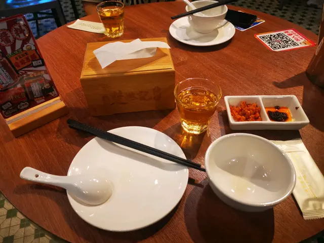 餐具擺設、紙巾盒及侍應提供的熱茶、前菜辣椒油及濕紙巾