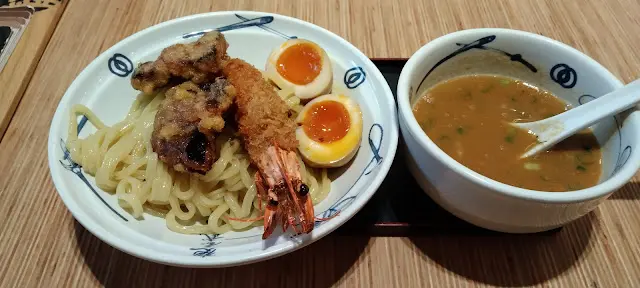 日月沾麵"tsukemen。 太浪漫了!
吉烈炸鰻魚海老(炸蝦)-
沾醬汁: 豬骨濃湯 /擔擔湯/魚介湯
賣相不俗也很有武氣!
在這個打咭時代, 賣相是很重要!
肥美鰻魚,原大隻炸蝦,份量十足!
簡直就是男人的浪漫! 豪氣!