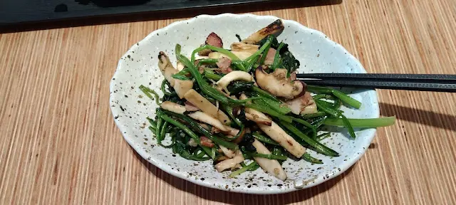 炒什菜和菌菇:
驚喜! 它不是小菜而是中等大小的菜!
令人難以置信的:
日本店用少少的西方煙肉炒蔬菜!
蔬菜菌菇新鮮甜脆,
非常好吃! 它超越了價格! 值得!