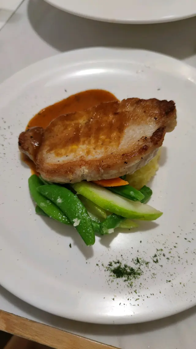 煎西班牙黑毛豬肉眼配燒汁