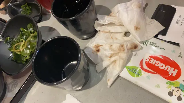 濕紙巾抹完隻杯, 竟然變成咁