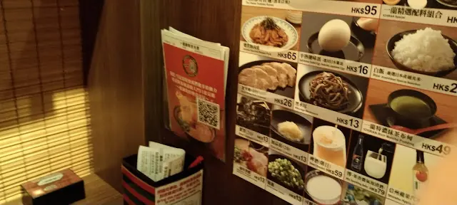 菜單款式$歷來如常
比較基本和貴(名氣):
基本上$95
有一碗豚骨湯拉麵,
2塊薄薄叉燒少少聰花,
但你可按自己喜歡追加
半/1個麵
配料蛋,木耳....
秘制赤辣醬汁......
甚至一碟燒豚肉!
