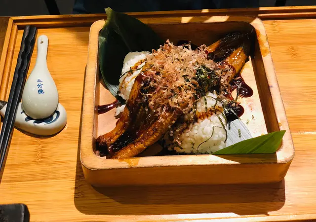 浦燒原條鰻魚飯