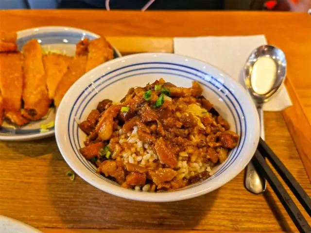 酥炸排骨滷肉飯