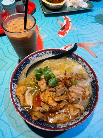 酸菜麻辣鸡米线