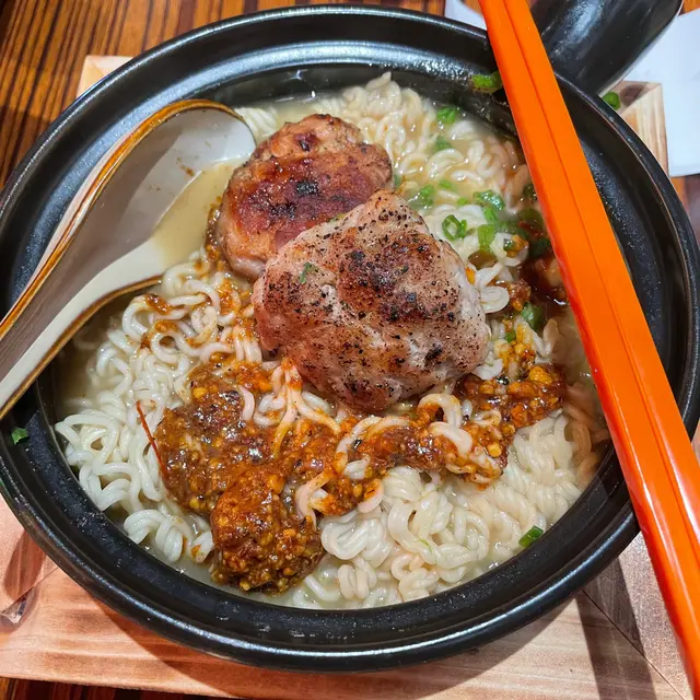 1.豬肉餅硬同好乾  2.  絕對係只不過係煮麵煲煮完個公仔麵放入去lee個煲到，佢唔係用lee個煲仔去煮唔好而為會見到滾熱辣既煲仔麵，因為唔係一齊煮，所以麵係無味，沙爹醬同街買無分別，龍蝦湯普通，lee個招牌菜唔好話係普通，直情係難食