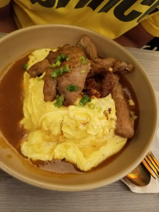 香茅豬扒蛋蓋飯配黃咖哩汁