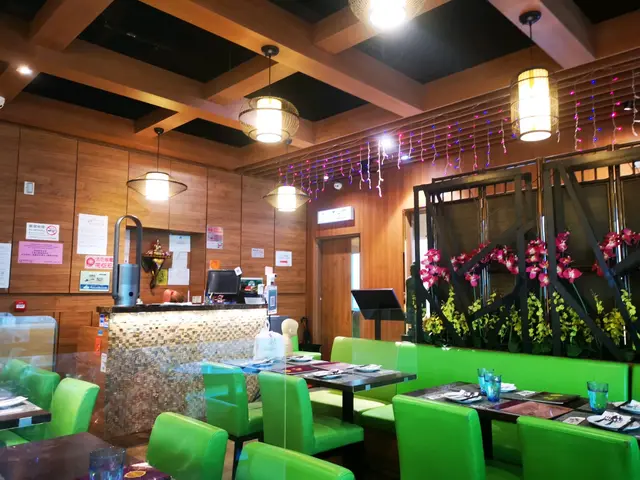 餐廳位於商廈2樓,繁忙時間電梯要等很久