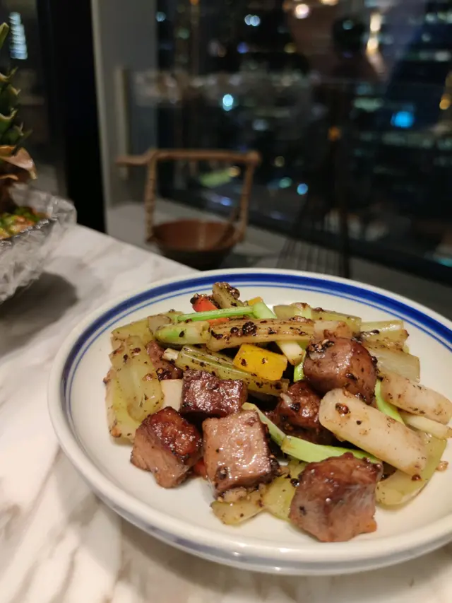 蔥爆蓮帶安格斯牛柳粒