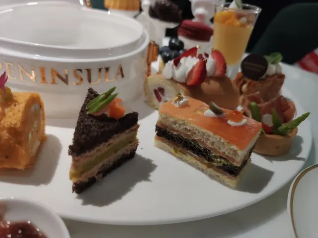 煙三文魚配酸瓜醬三文治