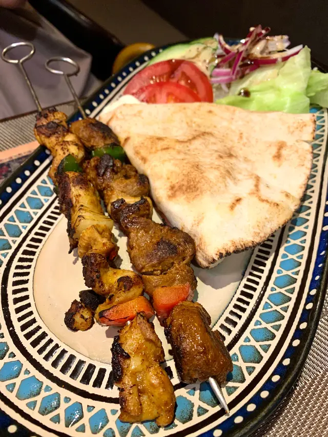 兩款串燒非常入味,配搭咗中東菜特有嘅香料,十分惹味。可能比較少食中東菜,總係覺得皮塔餅Pita同印度烤餅Naan分別不大。除咗中東皮塔餅,亦有沙律配搭