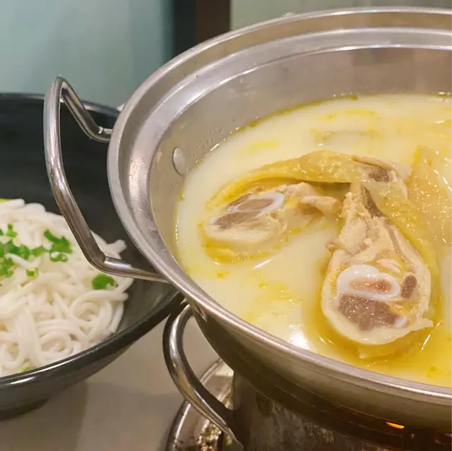 招牌癡花膠雞濃湯米線