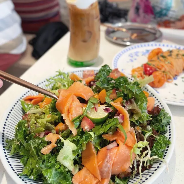 煙三文魚羽衣甘藍烤南瓜庫斯米沙律