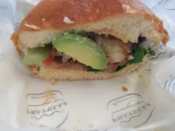 牛油果软壳蟹汉堡