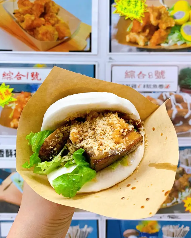 即叫即製,新鮮出爐,但等咗唔算好耐,去完隔離鋪買嘢返番嚟就有得食!外層係無咩味但質地香軟嘅饅頭,內裡係超級肥美嘅腩肉同惹味嘅香蒜,醬汁鹹鹹地好香濃,好在有啲菜去一去油膩感😋