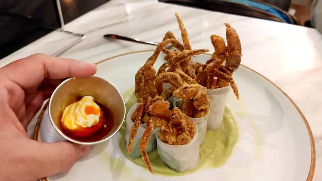 脆炸軟殼蟹米紙卷配牛油果醬