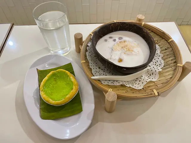 好香嘅芝麻糊，小小咸嘅椰汁。蛋撻唔知係咪擺得耐，新鮮出爐的話會整好的，但是斑斕的味道非常出眾