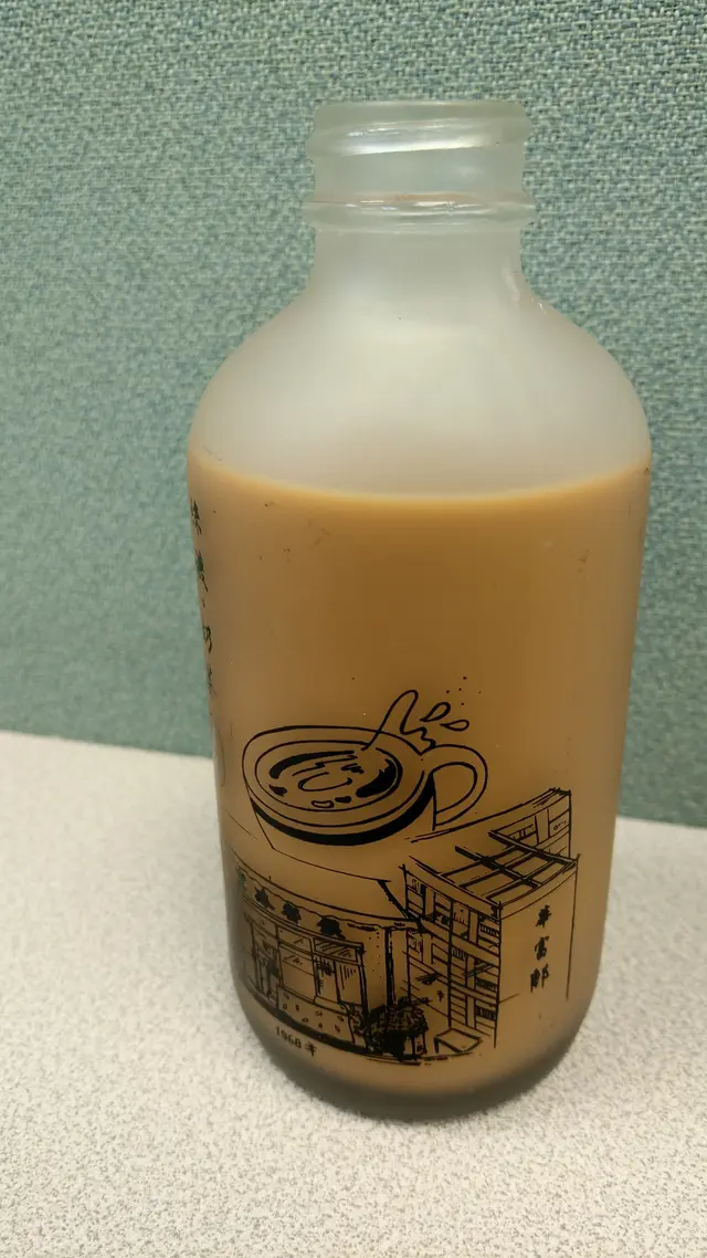 這是屹立香港仔華富村多年 <銀都冰室> 的出品