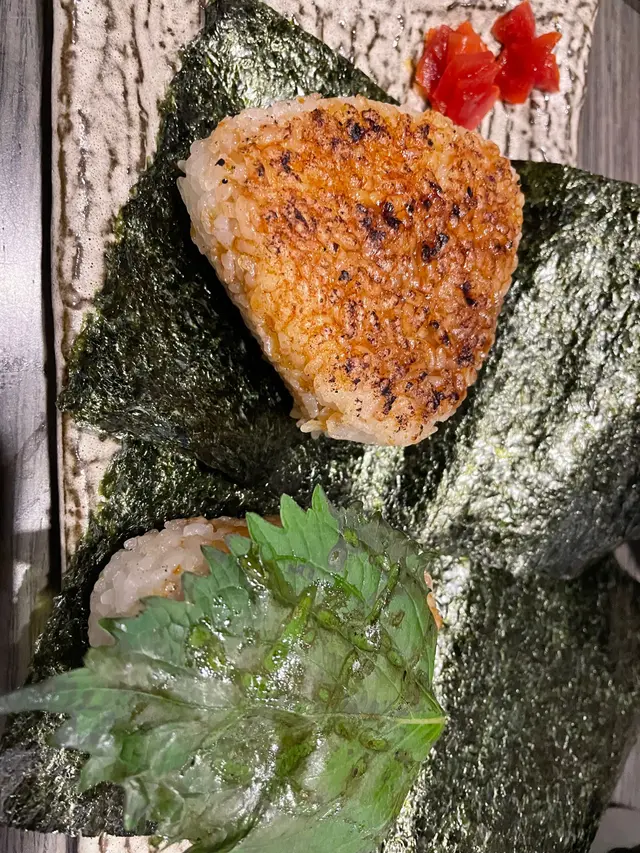 飯團外脆，內軟熟加入明太子及梅醬，正呀👍