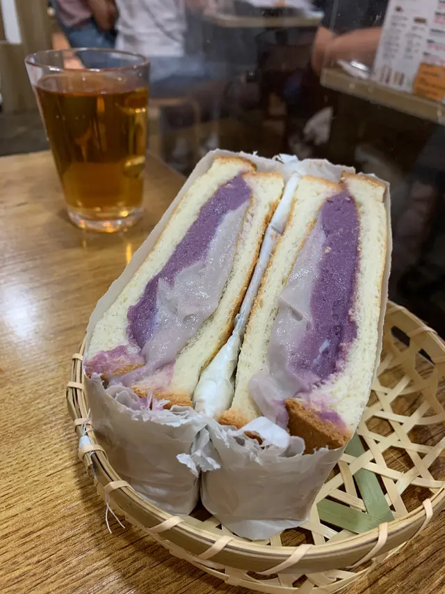 全晚最期待,但亦係最失望。麵包比較乾身,好似放咗好耐咁樣。而更重要嘅係不論係芋泥抑或紫薯,都食唔出芋頭/紫薯嘅香味、甜味,令到呢個多士變成一個乾爭爭、又冇乜味嘅麵包。最後我都係堅持唔到食完佢