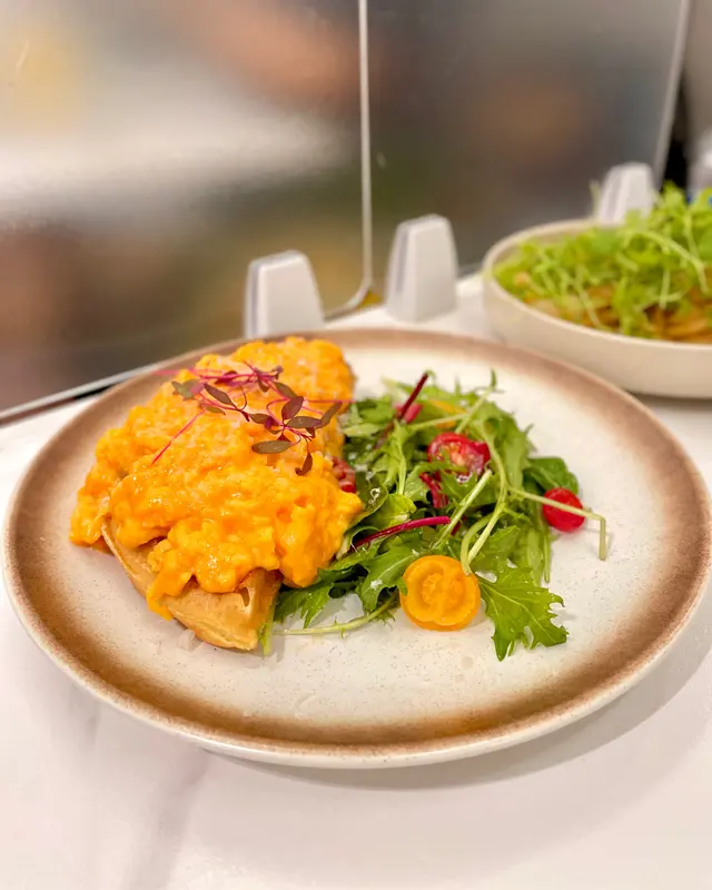 炒蛋牛油果窩夫