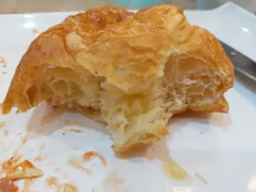 食o緊嘅迷你牛角酥