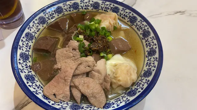 豬膶豬紅雲吞河粉