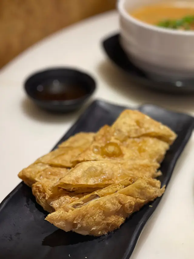 以腐皮包裹冬菇等材料製作