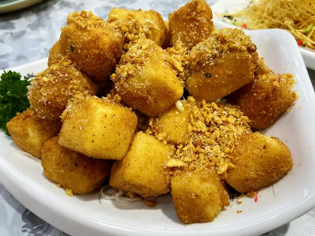 豆腐外脆內滑，岀面既脆五會好厚皮，所以口感幾好，味道咸咸地都好惹味