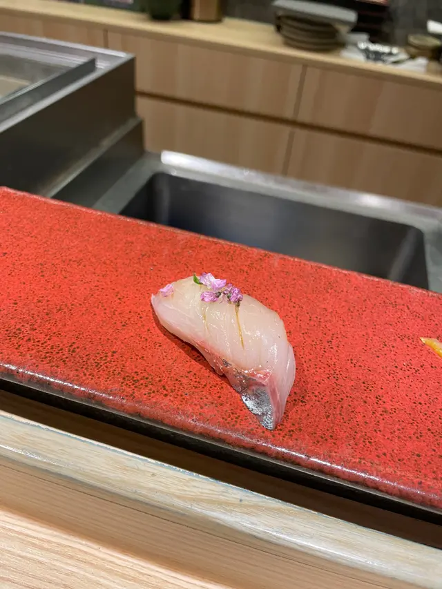 呢一個壽司就係toppings蓋咗魚嘅鮮味,並且唔夾