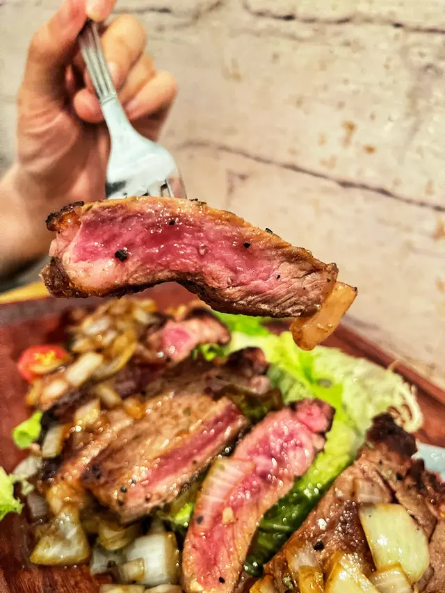 安格斯肉眼扒 伴 沙律配自家制洋蔥汁
