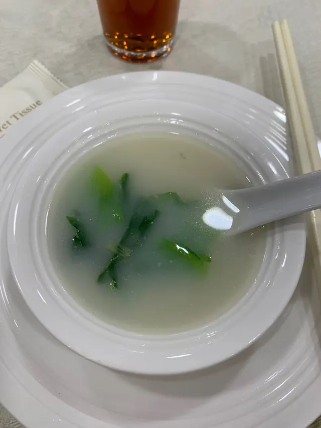 揀完海鮮後坐底立即送上海鮮湯（配上芥菜），湯有點胡椒味