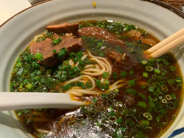 紅燒牛肉麵嘅面底比較少😂😂😂