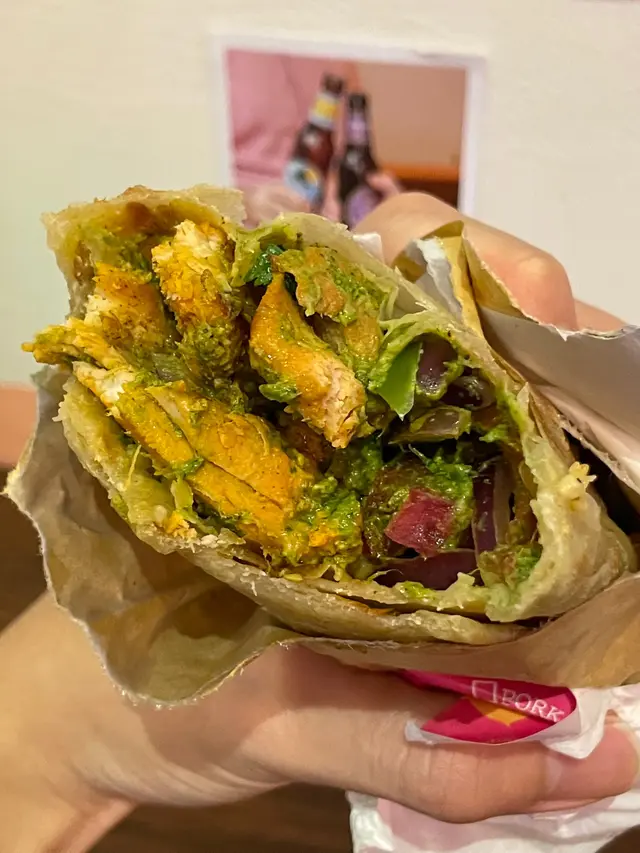 用上印度薄餅paratha  而唔係常見嘅土耳其pita，非常油膩野味👌👍