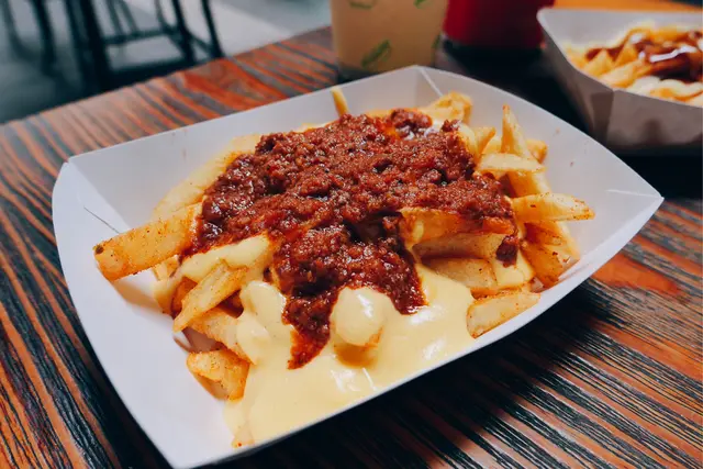 芝士肉醬薯條配汽水