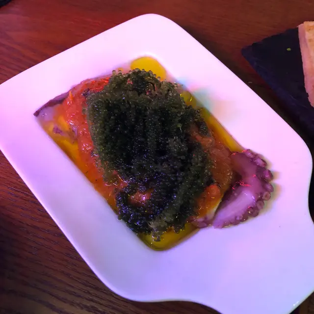 薄切慢煮八爪魚配日本海葡萄