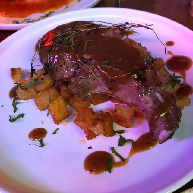 烤煎慢煮黑毛豬鞍架配些厘醋燒汁伴炸薯粒