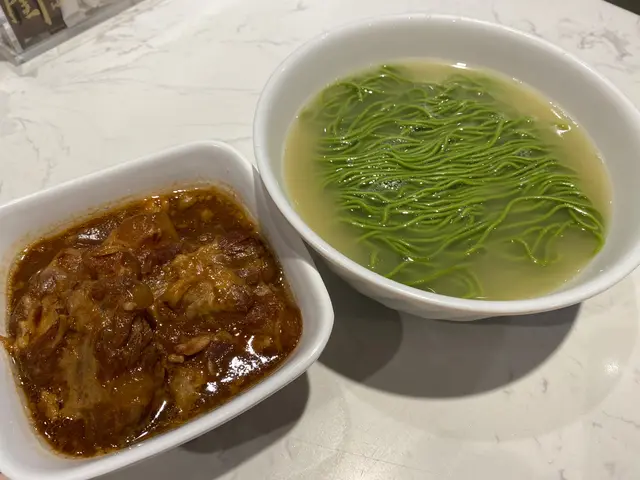 慢煮豬軟骨菠菜麵
