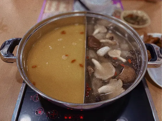 花膠雞湯底、蟲草竹笙鮮菌湯底