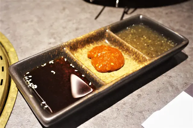 燒肉汁、韓式辣醬、燒肉谷蒜醬