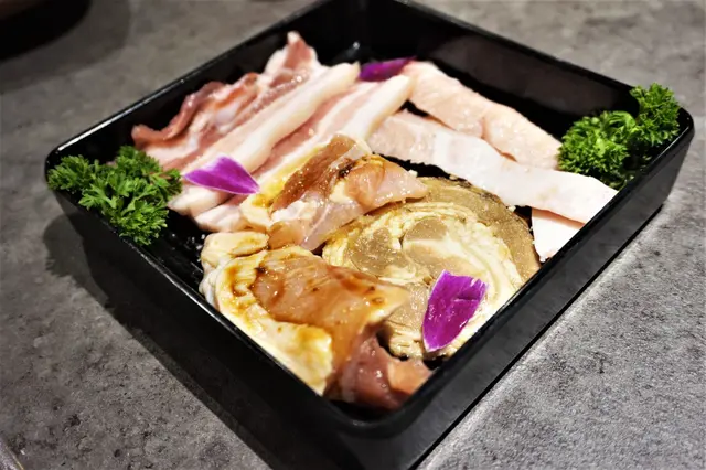 厚切豚五花、霜降豬頸肉、和風叉燒、蒜味雞鎚肉